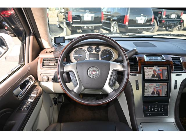 キャデラックエスカレード 　プラチナム　２０１１ｙモデル　新車並行　実走行証明書　専用ＬＥＤヘッドライト＆バンパーグリル＆２２インチホイール　サンルーフ　ブラウンココア本革シート　電動ステップ　フルセグＴＶナビ　バックカメラ（31枚目）