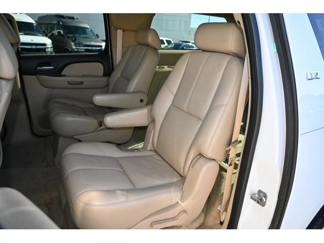 シボレーサバーバン 　ＬＴＺ　４ＷＤ　２００７ｙモデル　サンルーフ　ベージュ本革シート　フルセグＴＶナビ　純正２０インチホイール　シートヒーター＆パワーシート　バックカメラ　フリップダウンモニター　ＥＴＣ　ブルートゥース（13枚目）