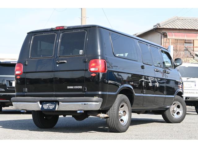 ダッジ・バン 　ミディアム　マジェスティックコンバージョン　２００３ｙ　最終モデル　実走行証明書付　オートチェック＆カーＦＡＸ付　４輪ディスクブレーキ　純正１６インチホイール　セカンドベンチ＆サードベンチシート（6枚目）