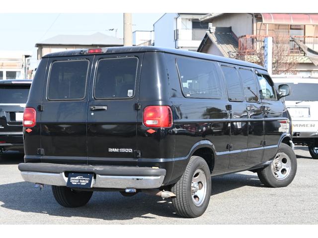 ダッジ・バン 　ミディアム　マジェスティックコンバージョン　２００３ｙ　最終モデル　実走行証明書付　オートチェック＆カーＦＡＸ付　４輪ディスクブレーキ　純正１６インチホイール　セカンドベンチ＆サードベンチシート（7枚目）