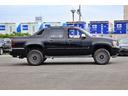 シボレーアバランチ ＬＴＺ　２００７年モデル　サンルーフ　黒本革シート　リフトアップ　ブラックリノ２０インチホイール　３３ｘ１２．５０Ｒ２０マッドタイヤ　１ナンバー５人乗り　フルセグＴＶナビ　バックカメラ　ハードトノカバー（5枚目）