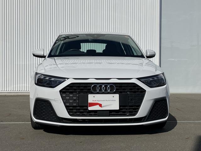 日本人デザイナーの発案によって２００５年から採用されている、「シングルフレームグリル」。ひと目でＡｕｄｉとわかる象徴的なデザインはＡｕｄｉのブランドイメージを確立しています。