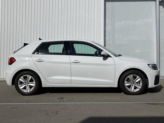 リヤサイドウインドーの後方に小さな三角形の窓を設けた「６ライトキャビン」も、機能と美しさを両立させるＡｕｄｉの特徴的なデザインです。