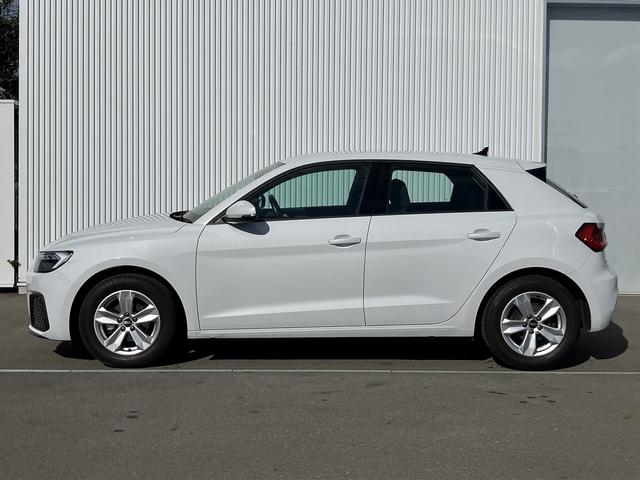 一目でアウディとわかるエクステリアでエレガントさとスポーツマインドあふれるデザインです。