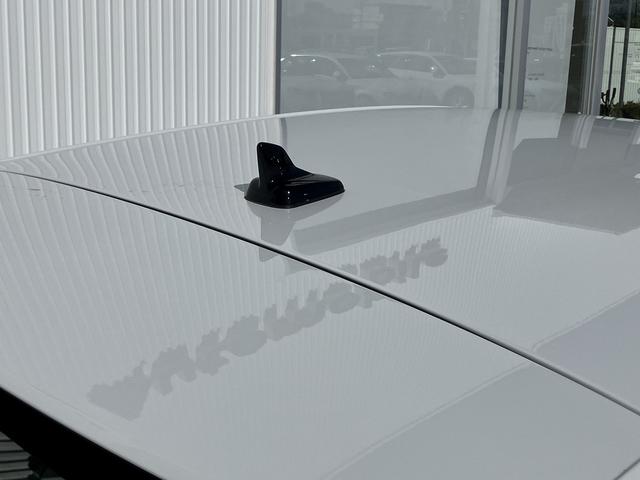 硬めに感じられるシートはホールド性に優れ、ロングドライブでも疲れが少なく身体をしっかりと支えます。