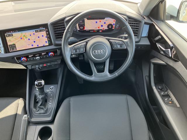 インテリアはオリジナル仕様で通常はブラックを基調とした内装になっております。飽きの来ないドイツ車らしい内装です。