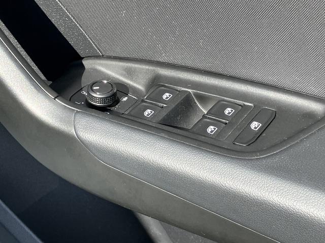 保証期間中にトラブルが発生した際には、緊急連絡を２４時間フリーダイヤルでお受けします。応急処理のアドバイス、出張修理やレッカーなどの手配、さらには代替交通手段やホテルの確保に至るまでサポートします。