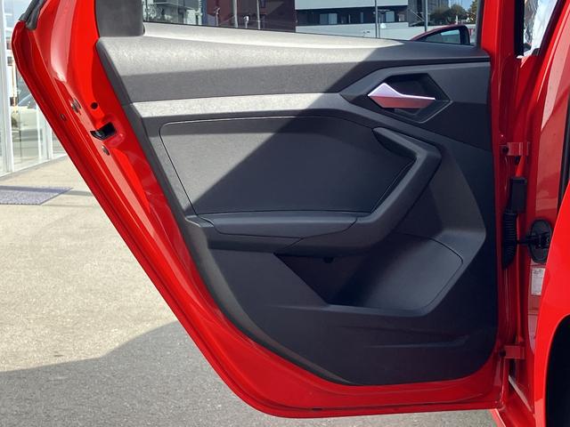 Ａ１スポーツバック ２５ＴＦＳＩ　アドバンスド　禁煙車／アドバンスドキー／リヤビューカメラ／パークアシスト／シートヒーター（フロント）／アダプティブクルーズ／リヤビューカメラ／ＭＭＩナビゲーションシステム／ＬＥＤヘッドライト／コントラストルーフ（52枚目）