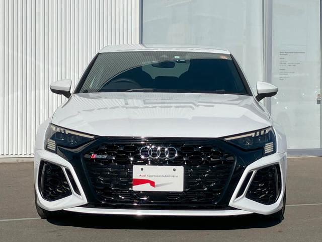 日本人デザイナーの発案によって２００５年から採用されている、「シングルフレームグリル」。ひと目でＡｕｄｉとわかる象徴的なデザインはＡｕｄｉのブランドイメージを確立しています。