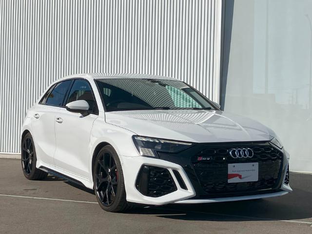 時代に流されることなく、いつの時代も色褪せることのない瑞々しい美しさ、長い年月を経ても美しく魅力的であり続ける。この「タイムレスな美しさ」がＡｕｄｉのデザイン哲学です。