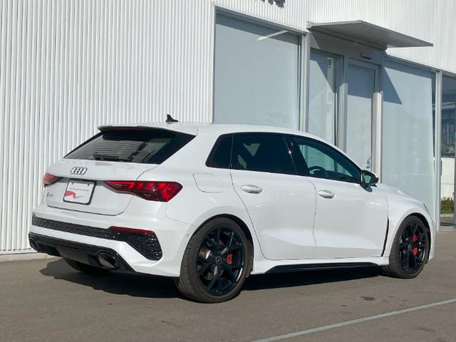 一目でアウディとわかるエクステリアでエレガントさとスポーツマインドあふれるデザインです。