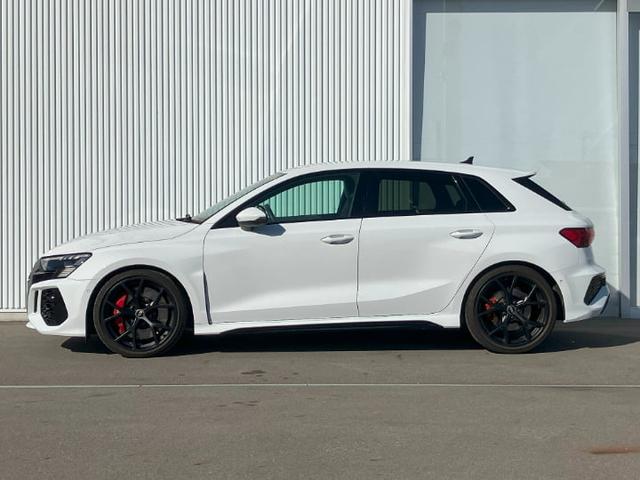 一目でアウディとわかるエクステリアでエレガントさとスポーツマインドあふれるデザインです。