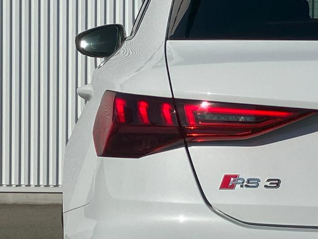 硬めに感じられるシートはホールド性に優れ、ロングドライブでも疲れが少なく身体をしっかりと支えます。