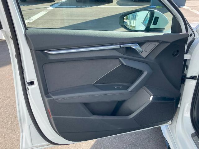 インテリアはオリジナル仕様で通常はブラックを基調とした内装になっております。飽きの来ないドイツ車らしい内装です。