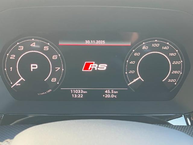 インテリアはブラックを基調とした内装になっております。飽きの来ないドイツ車らしい内装です。