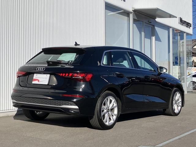 �����T�C�h�E�C���h�[�̌���ɏ����ȎO�p�`�̑���݂����u�U���C�g�L���r���v���A�@�\�Ɣ������𗼗�������`�������̓����I�ȃf�U�C���ł��B