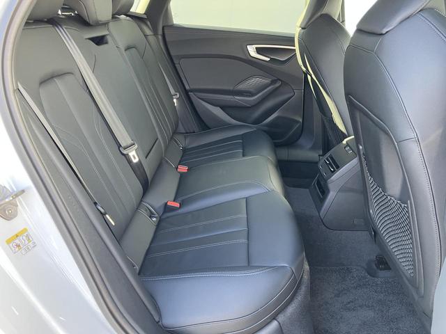 Ａ５アバント ＴＦＳＩクワトロ　１５０ｋＷ　Ｓ　ｌｉｎｅパッケージライティングパッケージ　Ｓスポーツサスペンションデコラティブパネル　マットブラッシュトアルミニウム　リニアエンボス　アンスラサイトパーシャルレザーインテリア　Ｓ　ブラック（12枚目）