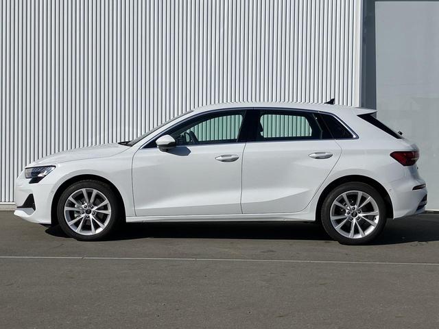 �����T�C�h�E�C���h�[�̌���ɏ����ȎO�p�`�̑���݂����u�U���C�g�L���r���v���A�@�\�Ɣ������𗼗�������`�������̓����I�ȃf�U�C���ł��B