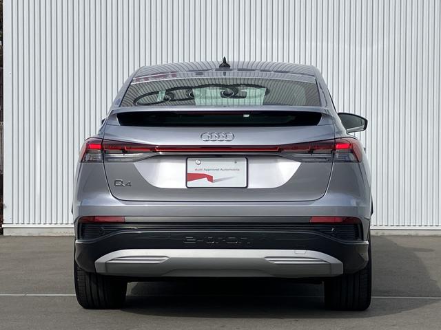 �����T�C�h�E�C���h�[�̌���ɏ����ȎO�p�`�̑���݂����u�U���C�g�L���r���v���A�@�\�Ɣ������𗼗�������`�������̓����I�ȃf�U�C���ł��B