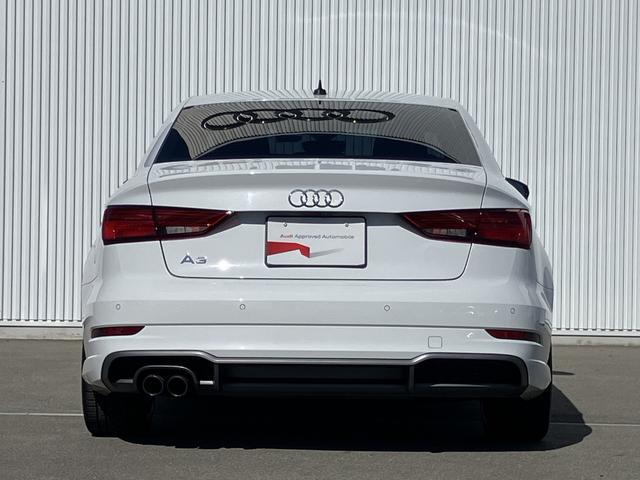 �����T�C�h�E�C���h�[�̌���ɏ����ȎO�p�`�̑���݂����u�U���C�g�L���r���v���A�@�\�Ɣ������𗼗�������`�������̓����I�ȃf�U�C���ł��B