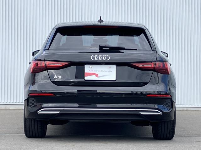 �����T�C�h�E�C���h�[�̌���ɏ����ȎO�p�`�̑���݂����u�U���C�g�L���r���v���A�@�\�Ɣ������𗼗�������`�������̓����I�ȃf�U�C���ł��B