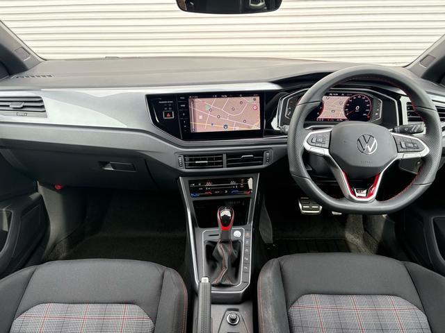 ポロＧＴＩ ベースグレード　スポーツセレクトＰＫＧ　ＬＥＤマトリックスヘッドライト　１８インチＡＷ　ＡＣＣ　トラベルアシスト　デジタルメーター　Ａｐｐ－Ｃｏｎｎｅｃｔ　ワイヤレスチャージ　ブラインドスポット　レーンキープアシスト（23枚目）