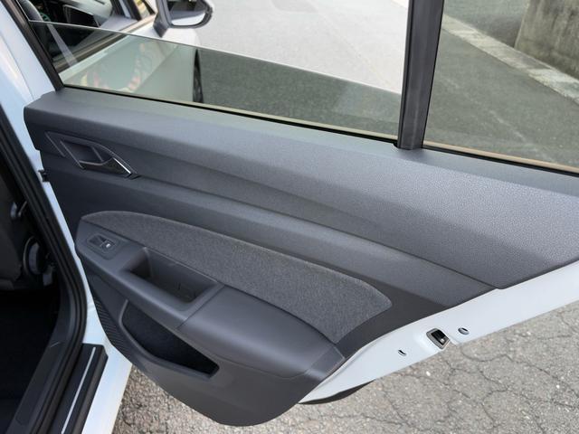 ゴルフ ＴＤＩアクティブアドバンス　プラチナムエディション　シートヒーター　アップコネクト　Ｂｌｕｅｔｏｏｔｈ　インテリアアンビエントライト　バックカメラ　障害物センサー　マトリックスＬＥＤヘッドライト　トラベルアシスト　後方死角検知機能　ワイヤレスチャージ（20枚目）