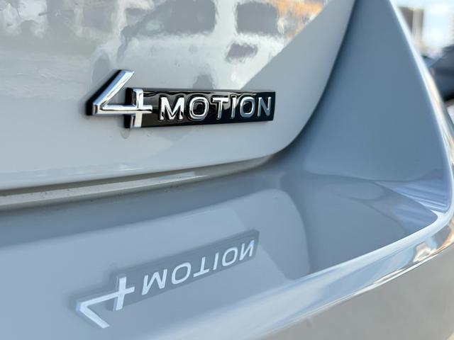 Ｔ－ロック ＴＤＩ　４モーション　ブラックスタイル　登録済未使用車　アスコットグレー　ＩＱライト　ＡＣＣ　トラベルアシスト　デジタルメーター　Ａｐｐ－Ｃｏｎｎｅｃｔ　ワイヤレスチャージ　電動リヤゲート　障害物センサー　ブラインドスポット　新車保証継承（17枚目）