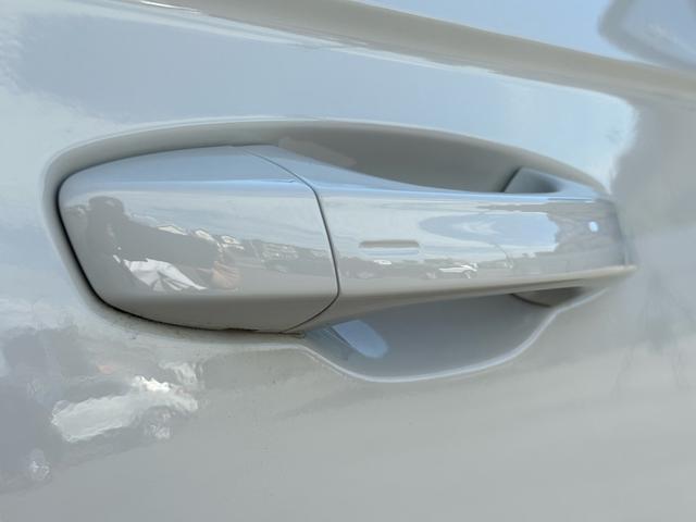 Ｔ－ロック ＴＤＩ　４モーション　ブラックスタイル　登録済未使用車　アスコットグレー　ＩＱライト　ＡＣＣ　トラベルアシスト　デジタルメーター　Ａｐｐ－Ｃｏｎｎｅｃｔ　ワイヤレスチャージ　電動リヤゲート　障害物センサー　ブラインドスポット　新車保証継承（19枚目）