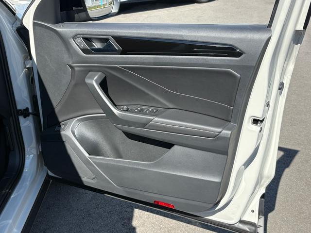 Ｔ－ロック ＴＤＩ　４モーション　ブラックスタイル　登録済未使用車　アスコットグレー　ＩＱライト　ＡＣＣ　トラベルアシスト　デジタルメーター　Ａｐｐ－Ｃｏｎｎｅｃｔ　ワイヤレスチャージ　電動リヤゲート　障害物センサー　ブラインドスポット　新車保証継承（21枚目）