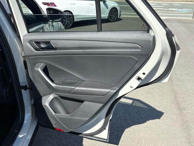 Ｔ－ロック ＴＤＩ　４モーション　ブラックスタイル　登録済未使用車　アスコットグレー　ＩＱライト　ＡＣＣ　トラベルアシスト　デジタルメーター　Ａｐｐ－Ｃｏｎｎｅｃｔ　ワイヤレスチャージ　電動リヤゲート　障害物センサー　ブラインドスポット　新車保証継承（22枚目）