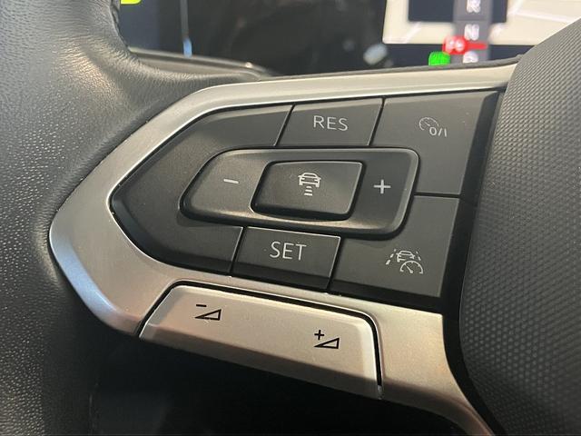 �n���h�������ɂ͂`�b�b�ƃ��[���A�V�X�g�̕����@�\�u�g���x���A�V�X�g�v�̑���X�C�b�`���z�u����Ă��܂��B�X�e�A�����O�������Ă��邾���ŁA�����O�h���C�u�ł���J��ጸ�����܂��B