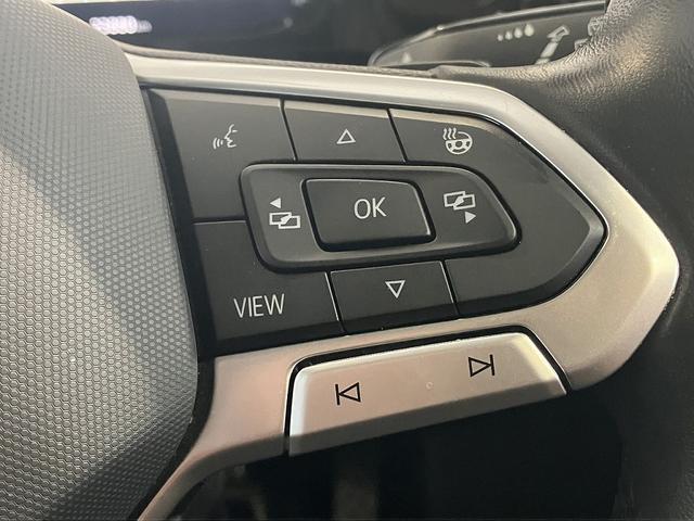 �X�e�A�����O�z�C�[���E�葤�ɂ̓��[�^�[�f�B�X�v���C�̕\���؂�ւ��p�{�^�����z�u����Ă��܂��B�X�e�A�����O�q�[�^�[�X�C�b�`���ݒu����Ă��܂��B