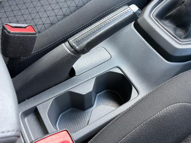 �֗��ȃZ���^�[�R���\�[���h�����N�z���_�[�B�e�ɃT�C�h�u���[�L�O���b�v��z�u�B