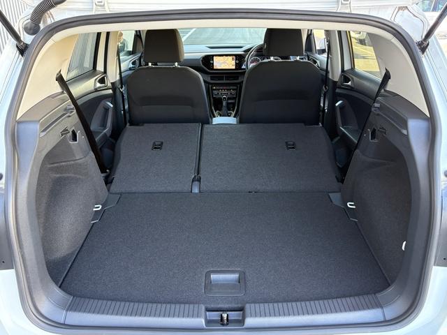 �㕔���Ȃ��i�[���邱�ƂŃt���b�g�ȋ�ԂɁB�ύڕ��̑傫����`��ɉ����Ċ��p�ł���g�����N�X�y�[�X�ł��B