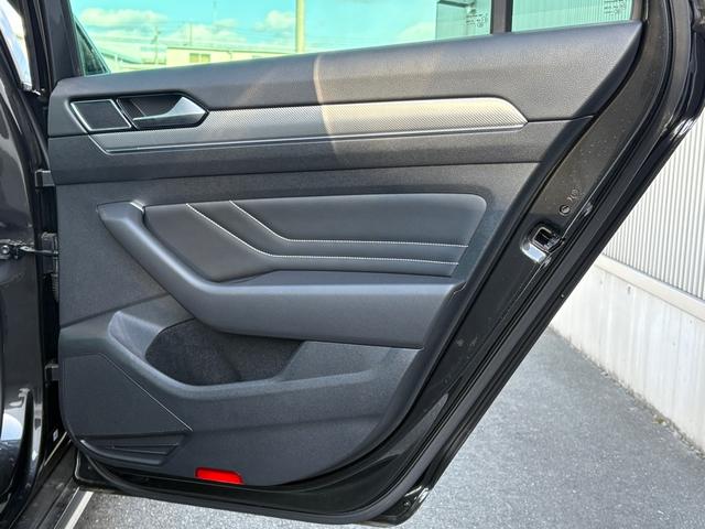 �����h�A�g�����ɂ��|�P�b�g�t���B�E�B���h�K���X�͂t�u�J�b�g�@�\�t���̃_�[�N�e�B���e�b�h�K���X�ł��B�������̗}���ƌ㕔���Ȃ̃v���C�o�V�[�����܂��B