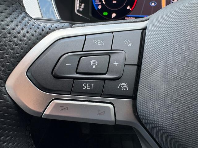 �n���h�������ɂ͂`�b�b�ƃ��[���A�V�X�g�̕����@�\�u�g���x���A�V�X�g�v�̑���X�C�b�`���z�u����Ă��܂��B�X�e�A�����O�������Ă��邾���ŁA�����O�h���C�u�ł���J��ጸ�����܂��B