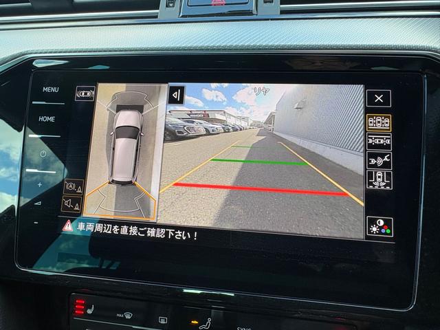 �ԗ����󂩂璭�߂�悤�Ȏ��_�̃A���E���h�r���[���j�^�[�t���̃o�b�N�J�����B�X�e�A�����O�A���̃K�C�h���C�����\������A���S�Ȓ��Ԃ��T�|�[�g�B