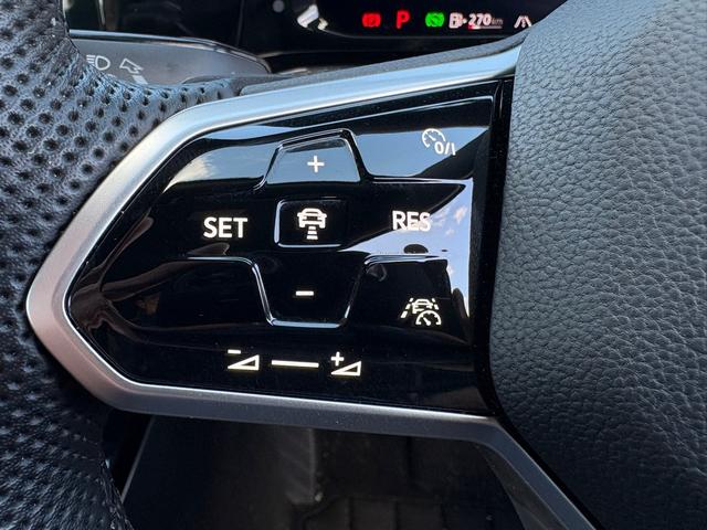 �X�e�A�����O�����ɂ͂`�b�b�ƃ��[���A�V�X�g�̕����@�\�u�g���x���A�V�X�g�v�̑���X�C�b�`���z�u����Ă��܂��B�X�e�A�����O�������Ă��邾���ŁA�����O�h���C�u�ł���J��ጸ�����܂��B