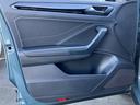 助手席ドアトリム。ドアポケットにはペットボトルも置けるスペースが確保されています。