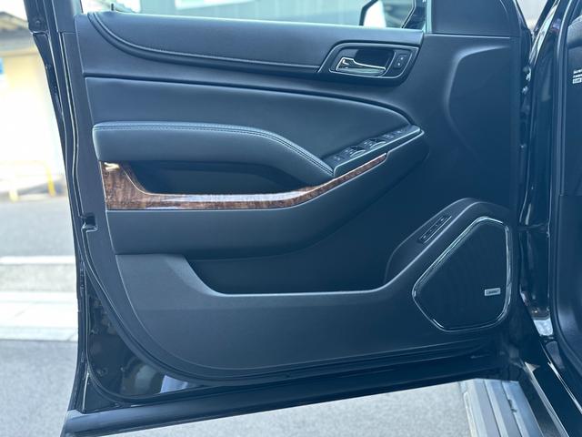 シボレーサバーバン 　新車並行　社外マフラー　社外ホイール　純正ホイール有り　スタッドレス　マフラー有り　ＢＯＺＥサウンド　リアモニター２個　ヘッドホン　スペアキー　ＥＴＣ　ナビ　ＴＶ（14枚目）