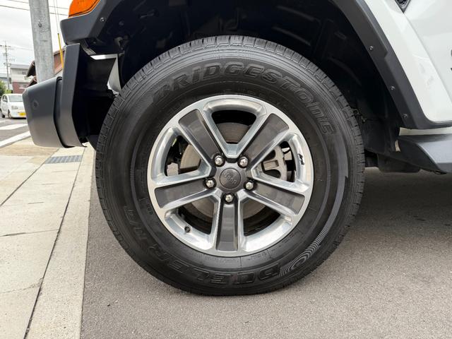 ジープ・ラングラーアンリミテッド サハラ アンリミテッドサハラ3.6L4WD AppleCarPlay対応 ベージュレザー スペアキー有 シートヒーター アダプティブクルーズコントロール 純正アルミホイール18インチ ETC2.0 ドラレコ(12枚目)