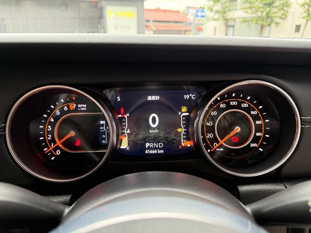 ジープ・ラングラーアンリミテッド サハラ アンリミテッドサハラ3.6L4WD AppleCarPlay対応 ベージュレザー スペアキー有 シートヒーター アダプティブクルーズコントロール 純正アルミホイール18インチ ETC2.0 ドラレコ(17枚目)