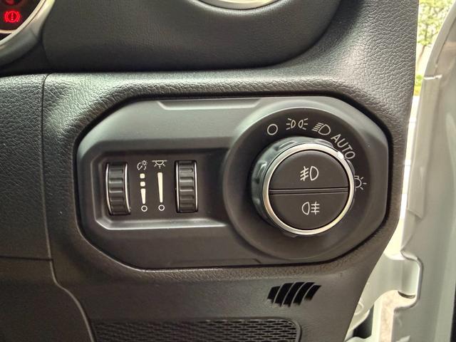 ジープ・ラングラーアンリミテッド サハラ アンリミテッドサハラ3.6L4WD AppleCarPlay対応 ベージュレザー スペアキー有 シートヒーター アダプティブクルーズコントロール 純正アルミホイール18インチ ETC2.0 ドラレコ(18枚目)