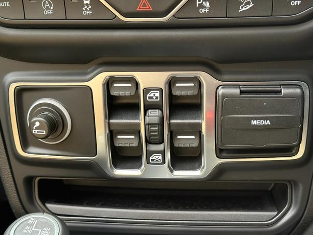 ジープ・ラングラーアンリミテッド サハラ アンリミテッドサハラ3.6L4WD AppleCarPlay対応 ベージュレザー スペアキー有 シートヒーター アダプティブクルーズコントロール 純正アルミホイール18インチ ETC2.0 ドラレコ(25枚目)