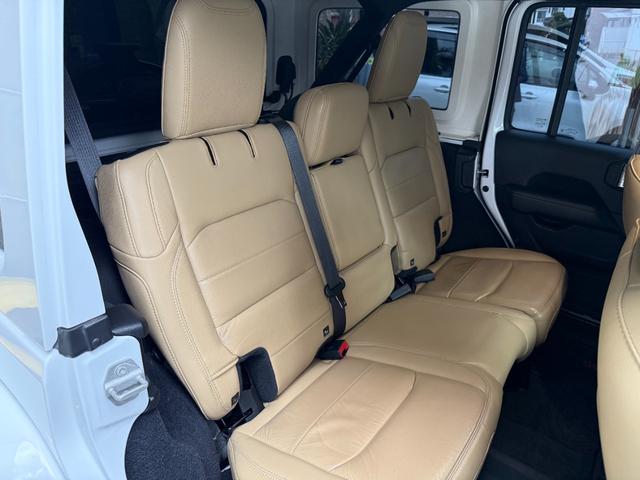 ジープ・ラングラーアンリミテッド サハラ アンリミテッドサハラ3.6L4WD AppleCarPlay対応 ベージュレザー スペアキー有 シートヒーター アダプティブクルーズコントロール 純正アルミホイール18インチ ETC2.0 ドラレコ(28枚目)