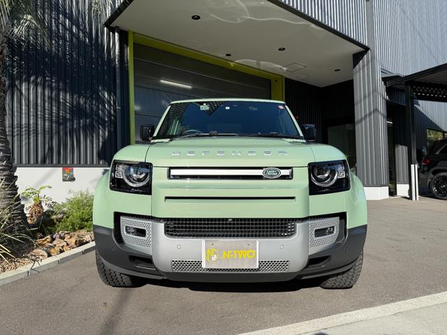 ディフェンダー 　７５台限定　グラスミアグリーンエクステリアカラー（メタリックペイント）　　ステアリングホイール　（ヒーター付）　７５周年グラフィック（テールゲート・クロスカービームエンドキャップ）（3枚目）