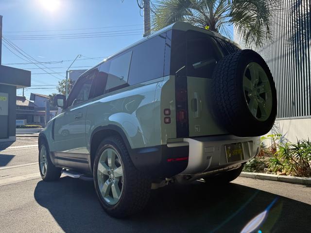 ディフェンダー 　７５台限定　グラスミアグリーンエクステリアカラー（メタリックペイント）　　ステアリングホイール　（ヒーター付）　７５周年グラフィック（テールゲート・クロスカービームエンドキャップ）（6枚目）