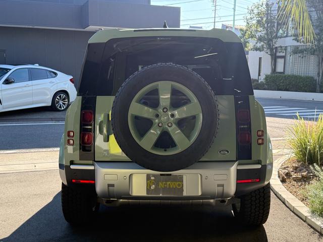 ディフェンダー 　７５台限定　グラスミアグリーンエクステリアカラー（メタリックペイント）　　ステアリングホイール　（ヒーター付）　７５周年グラフィック（テールゲート・クロスカービームエンドキャップ）（7枚目）