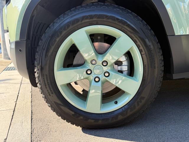 ディフェンダー 　７５台限定　グラスミアグリーンエクステリアカラー（メタリックペイント）　　ステアリングホイール　（ヒーター付）　７５周年グラフィック（テールゲート・クロスカービームエンドキャップ）（9枚目）